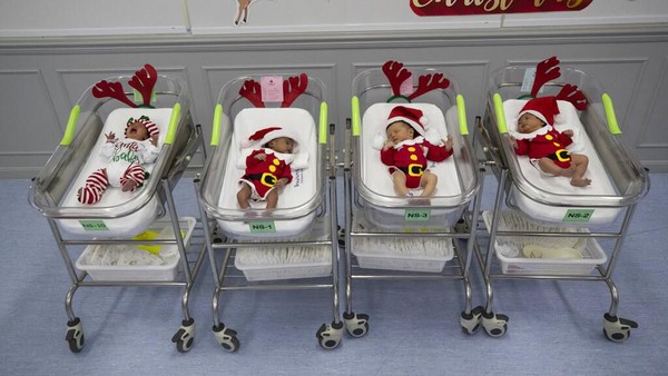 Gemas! Bayi di Thailand Pakai Kostum Sinterklas Untuk Sambut Natal