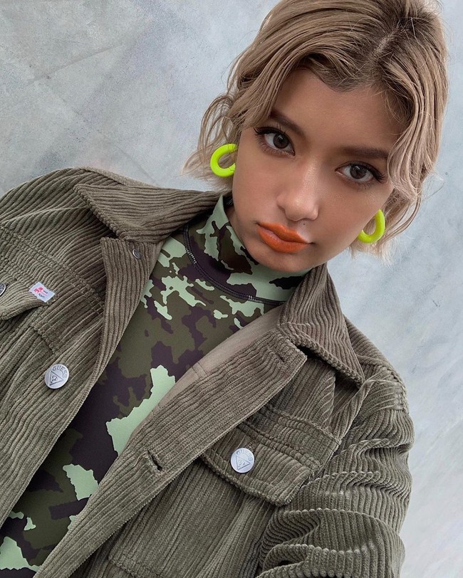 Seiring kesuksesannya, Rola juga merambah dunia musik. Pada 2012, model kelahiran 1990 itu merilis single Memories yang menjadi soundtrack film anime Pokemon, di mana dia juga tampil menjadi pengisi suara cameo. Foto: Dok. Instagram @rolaofficial