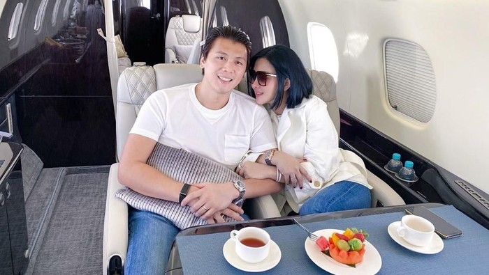 Syahrini dan Reino Barack