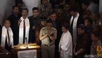 Anies juga memperkenalkan satu persatu jajaran dan FKUB yang datang bersamanya. 