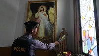 Kegiatan sterilisasi tersebut dilakukan di berbagai sudut ruangan Gereja Katolik Santo Mikael, Surabaya, Jawa Timur, menjelang perayaan Natal. Antara Foto/Didik Suhartono.