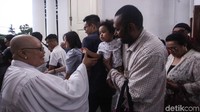 Suasana Misa Natal terlihat penuh suka cita.