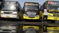 Para penumpang bus yang berangkat dari Terminal Tanjung Priok memiliki berbagai rute ke seluruh wilayah Indonesia.