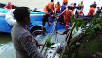 Pencarian ini cukup menyulitkan tim SAR karena badan bus terendam aliran air sungai. Istimewa/Dok Polres Pagar Alam.