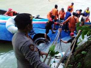 Bus Sriwijaya Masuk Jurang, Gubernur Sumsel Ingatkan Pengendara Waspada