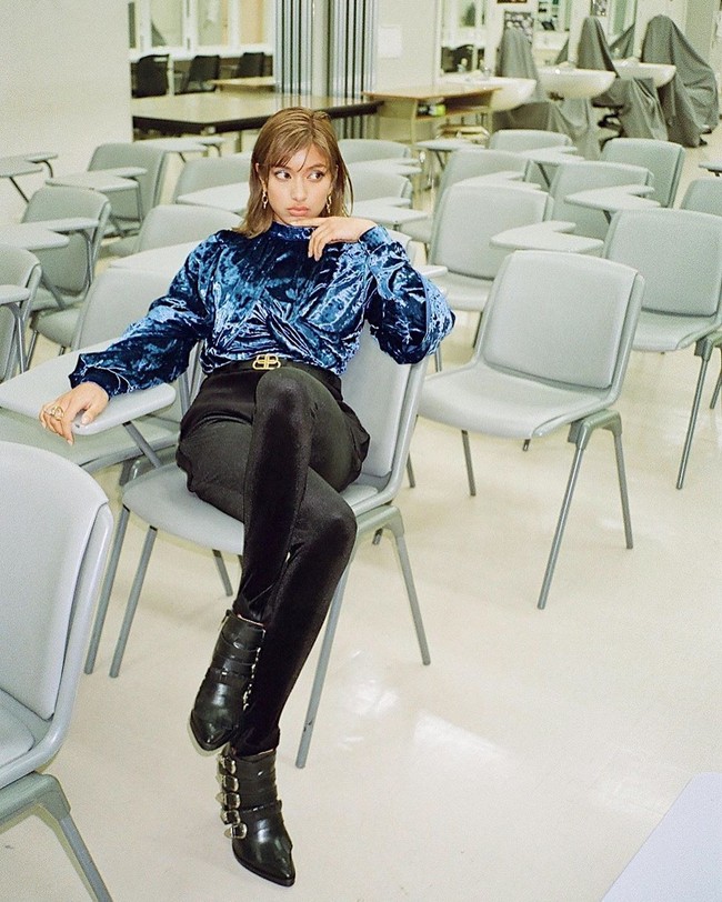 Setelah sukses menjadi model, Rola merambah dunia layar kaca. Dia membintangi variety show di stasiun televisi Nihon TV, Shabekuri 007. Pada 2011, dia pun disebut sebagai bintang televisi yang naik daun karena tampil 200 kali di acara televisi Jepang. Foto: Dok. Instagram @rolaofficial