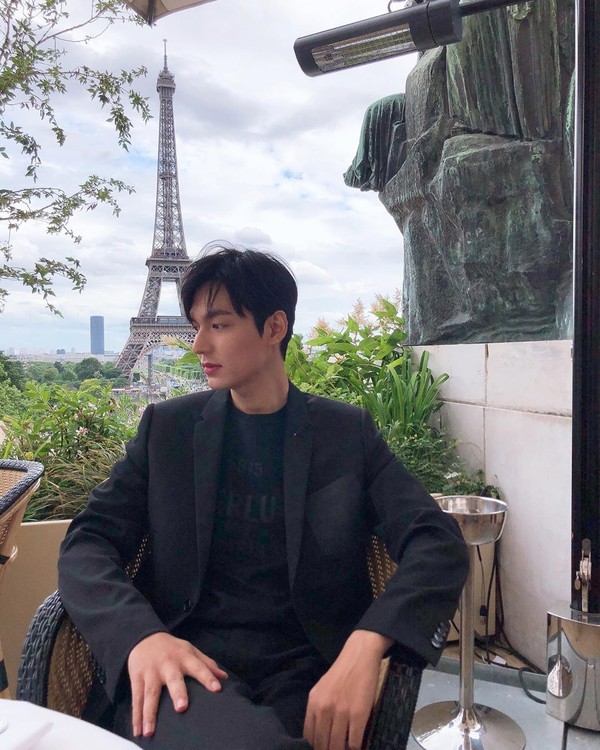 Sambil bekerja, Lee Minho yang merupakan aktor Korea Selatan menyempatkan berfoto dengan latar Menara Eiffel. (Foto : instagram @actorleeminho) Sambil bekerja, Lee Minho yang merupakan aktor Korea Selatan menyempatkan berfoto dengan latar Menara Eiffel. (Foto : instagram @actorleeminho)