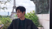Sambil bekerja, Lee Minho yang merupakan aktor Korea Selatan menyempatkan berfoto dengan latar Menara Eiffel. (Foto : instagram @actorleeminho)