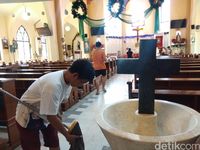 Kegiatan bersih-bersih gereja jelang malam Natal di Makassar.