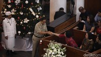 Anies juga sempat menyapa para jemaat.