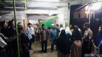 Usai disalatkan, jenazah almarhumah langsung dimakamkan.