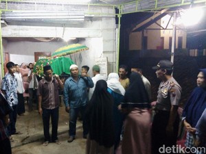 Duka Keluarga Ainan, Mahasiswa Unsika yang Tewas dalam Gua Lele