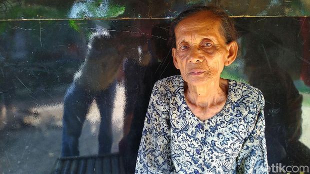 Nenek Sining yang tinggal sendirian di rumah reyot di Serpong