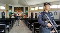 Polisi bersenjata juga melakukan pengamanan.