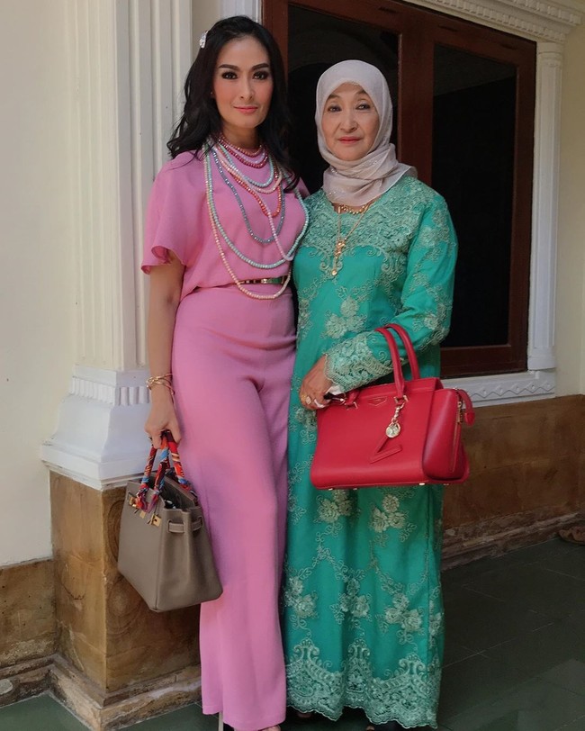 Berpose bersama ibunda tercinta, penyanyi 47 tahun itu tampil cerah dengan jumpsuit berwarna pink yang dipadankannya dengan tas Hermes Birkin seharga Rp  260 juta. Foto: Dok. Instagram