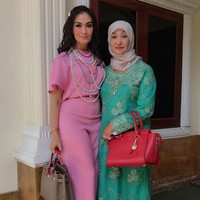 Berpose bersama ibunda tercinta, penyanyi 47 tahun itu tampil cerah dengan jumpsuit berwarna pink yang dipadankannya dengan tas Hermes Birkin seharga Rp  260 juta. Foto: Dok. Instagram