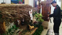 Setiap sudut dan ruangan gereja diperiksa. Termasuk pot bunga dan aksesoris yang ada di dalam gereja.