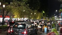 Puluhan mobil tampak mengular di Jalan Abu Bakar Ali, Kota Yogyakarta. Hal itu dikarenakan jalan tersebut satu-satunya akses masuk menuju Malioboro (Foto: Pradito Rida Pertana/detikcom)
