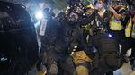 Polisi Hong Kong dan Demonstran Bentrok di Malam Natal