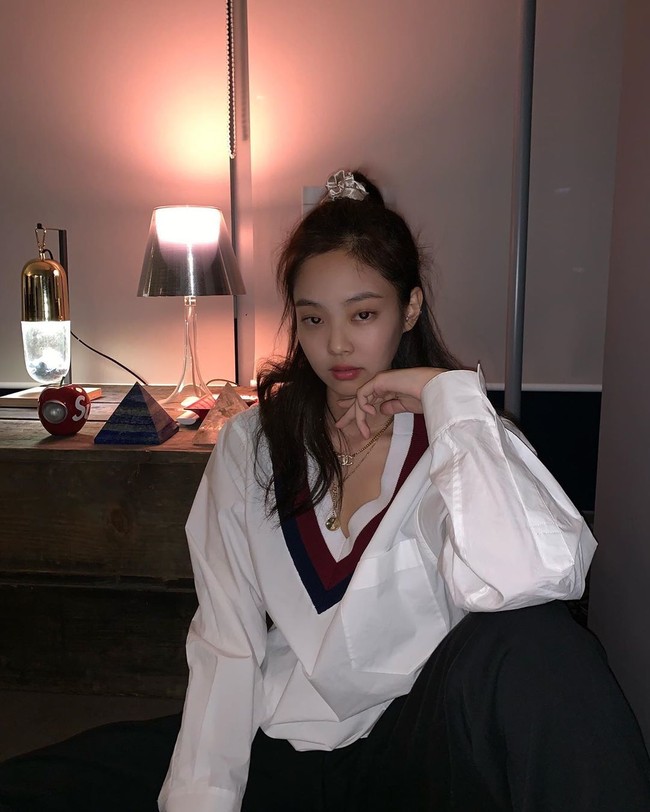 Wanita 23 tahun ini mengaku dirinya dulu sering coba-coba produk skincare. Namun kini Jennie memilih menjaga kesehatan kulit dari dalam dengan minum jus detoks setiap hari. Foto: Instagram/@jennierubyjane