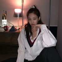 Wanita 23 tahun ini mengaku dirinya dulu sering coba-coba produk skincare. Namun kini Jennie memilih menjaga kesehatan kulit dari dalam dengan minum jus detoks setiap hari. Foto: Instagram/@jennierubyjane