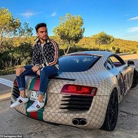 Akun Instagram @dominguero berbagi momen Natal dengan mem-posting mobil yang seluruh body-nya dilapis logo Gucci. Pria yang diyakini berasal dari Barcelona ini memang penggemar berat Gucci. Busana dari jaket, jam tangan hingga sneakers pun datang dari brand high-end asal Italia itu. Foto: Instagram
