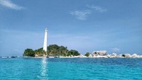 Pulau Lengkuas, Babel. Masih di dekat Pulau Belitung, ada juga Pulau Lengkuas. Alam pulau ini benar-benar sangat indah. Jika Anda tidak takut ketinggian, cara menikmati keindahannya adalah dari puncak mercusuar di Pulau Lengkuas. Dari puncak mercusuarnya, kita dapat berfoto dan menikmati keindahan Pulau Lengkuas.Foto: M. Ganivan Maryunani S.