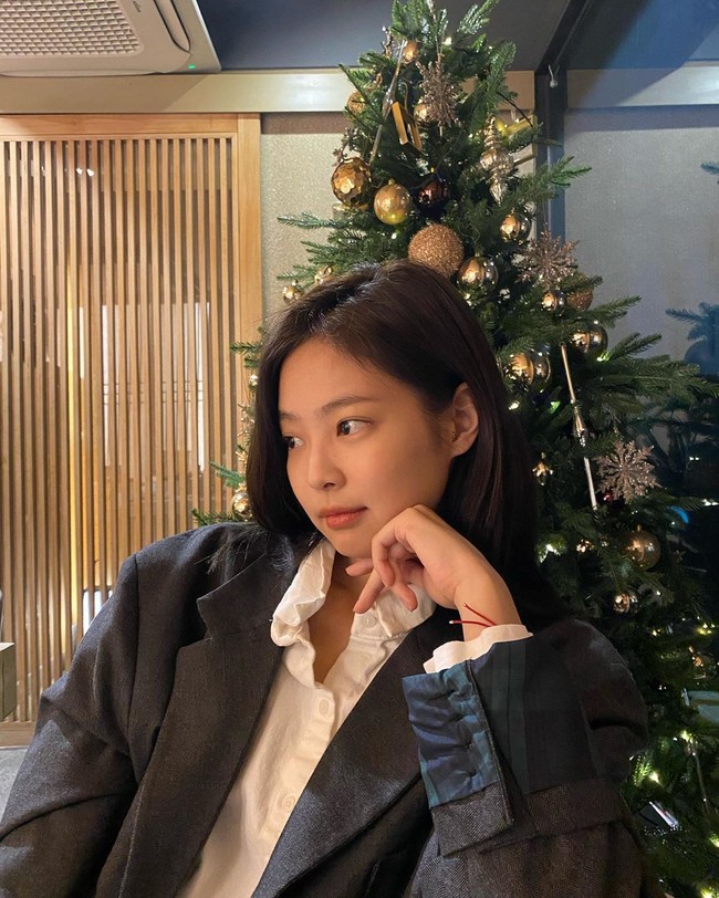 Mengucapkan selamat Hari Natal, Jennie mem-posting beberapa fotonya yang terlihat tidak memakai makeup. Meskipun tanpa riasan, wajahnya tetap terlhat cantik dan segar sehingga menuai pujian dari netizen. Foto: Instagram/@jennierubyjane