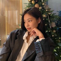Mengucapkan selamat Hari Natal, Jennie mem-posting beberapa fotonya yang terlihat tidak memakai makeup. Meskipun tanpa riasan, wajahnya tetap terlhat cantik dan segar sehingga menuai pujian dari netizen. Foto: Instagram/@jennierubyjane