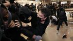 Polisi Hong Kong dan Demonstran Bentrok di Malam Natal