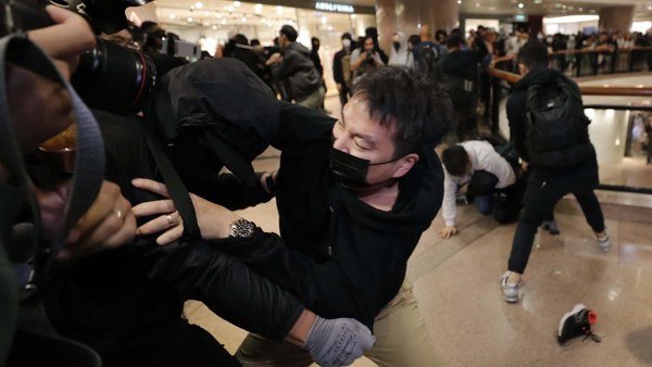 Polisi Hong Kong dan Demonstran Bentrok di Malam Natal