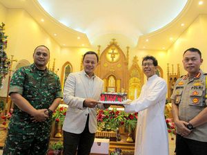 Kunjungi 5 Gereja, Walkot Bogor Ucapkan Selamat Natal & Bagi-bagi Kue