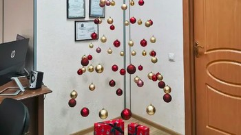 Dekorasi yang cocok bagi kamu yang alergi pohon tapi ingin punya pohon natal juga. Foto: via 9Gag