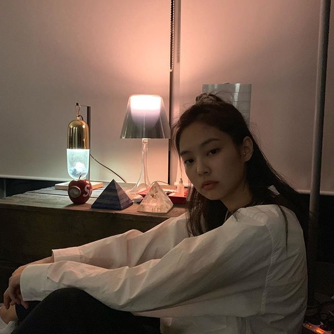 Selain konsumsi jus detoks, Jennie juga rajin minum air putih. Foto: Instagram/@jennierubyjane