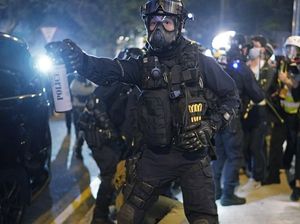 Bentrok Malam Natal, Polisi Tembakkan Gas Air Mata ke Demonstran Hong Kong