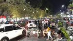 Penuh Sesak Wisatawan Malioboro di Malam Pertama Libur Natal