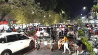 Berjalan lebih jauh, tampak pula kepadatan di pedestrian Malioboro. Di mana para wisatawan silih berganti berjalan menyusuri kawasan Malioboro (Foto: Pradito Rida Pertana/detikcom)