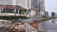 Instalasi batu gabion dibongkar sementara untuk dibuat panggung tahun baru (Yogi Ernes/detikcom)