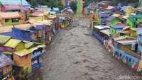 Luapan air di Kampung Warna Warni mulai terjadi pada pukul 14.56 WIB.