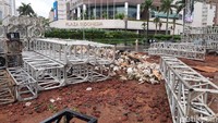 Terlihat batu gabion masih ada di lokasi. Batu tersebut tampak belum dipindahkan meski lokasi tersebut akan dibuat panggung tahun baru (Yogi Ernes/detikcom)