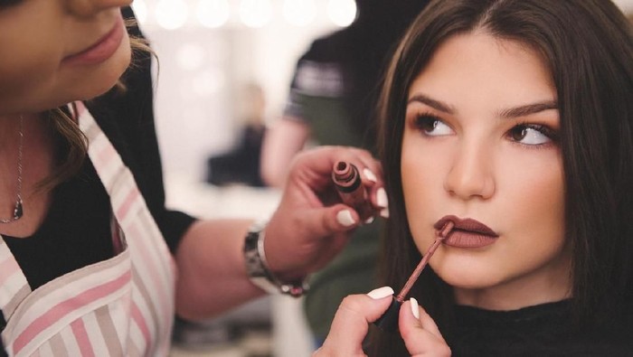 1153276045 Putting eyeshadow on the eye