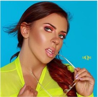 Foto McDonalds itu diambil oleh ibu saya pada hari pertama bekerja ketika saya berusia 18 tahun. Saya bekerja di sana musim panas sebelum kuliah, cerita Amanda seperti dilansir Daily Star. Foto: Instagram