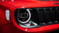 Di bawah kap mesin, mesin bensin turbo empat silinder 177bhp kini menggerakkan roda depan melalui transmisi otomatis 6 percepatan. Mesin ini diikatkan pada semacam sabuk yang dapat meregenerasi energi listrik saat pengereman. Foto: Pool (Autocar)