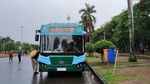 Melihat Antusias Warga Jajal Bus Listrik di Monas