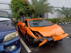 Kisah Lamborghini Oranye: Pelat Palsu, Penodongan dan Kecelakaan