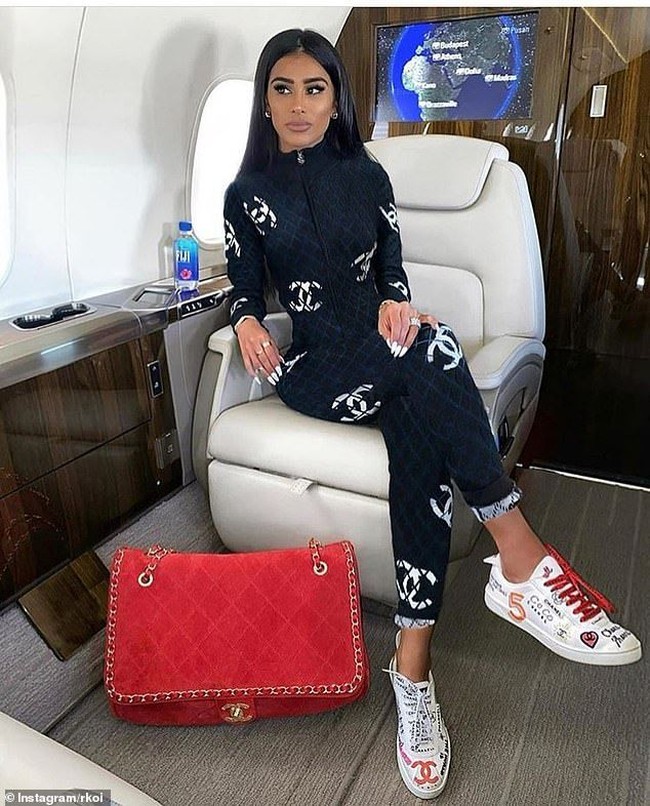 Gabby dari New York, Amerika Serikat, memamerkan gaya busananya yang serba Chanel saat naik jet pribadi. Foto: Instagram
