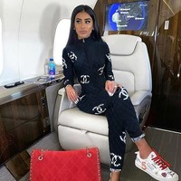 Gabby dari New York, Amerika Serikat, memamerkan gaya busananya yang serba Chanel saat naik jet pribadi. Foto: Instagram