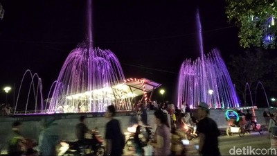 Lagi Hits! Pantai Pangandaran Kini Punya Air Mancur Warna-warni