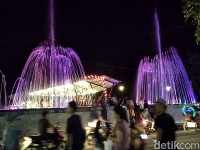 Lagi Hits! Pantai Pangandaran Kini Punya Air Mancur Warna-warni