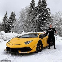 Alexandre Mourreau dari Jenewa, Swiss, membagikan momen saat liburan di perbukitan bersalju. Mobil Lamborghini Aventador SVJ kuning tampak mendampinginya di foto liburan. Foto: Instagram